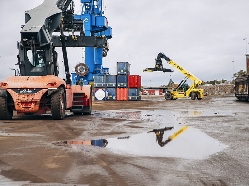 Maskiner och containrar i Oxelösunds hamn
