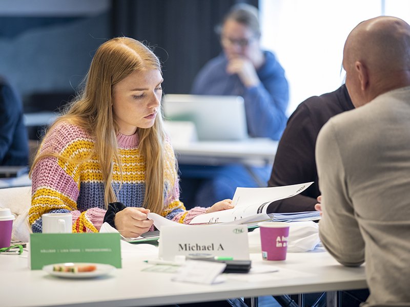 Tjej som går utbildning