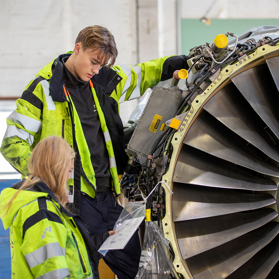 Ungdomar vid flygplansmotor Flygteknikutbildning Arlanda