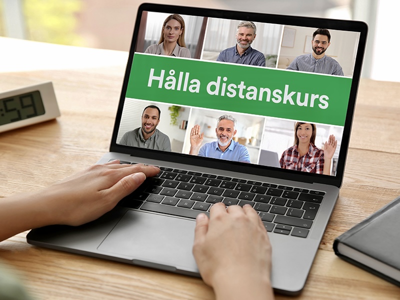 Kvinna deltar i webbinarie. Närbild.