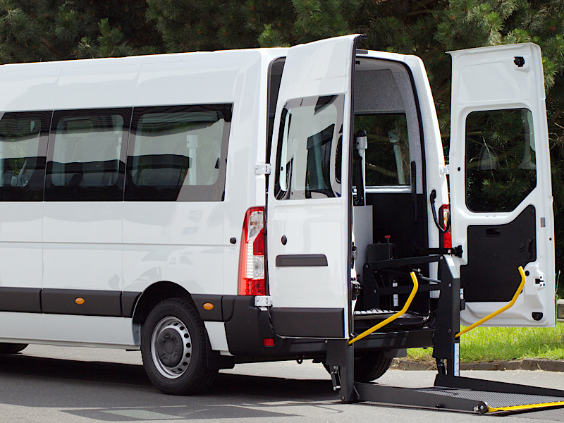 Moderner Transporter für behinderte Menschen mit Rollstuhllift